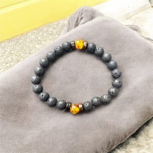 Lava stenar med eldflammor