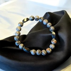 Grått stenarmband