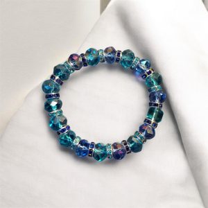 Armband med blåa akrylpärlor