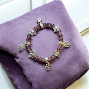 Lila cateye med silver berlocker