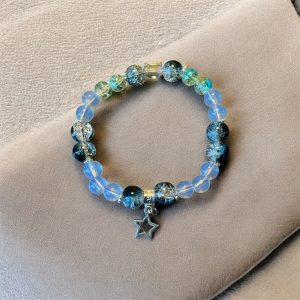 Armband med blåa ljusa färger