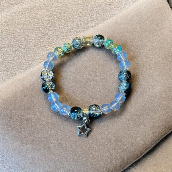 Armband med blåa ljusa färger