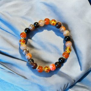 Armband med orangea färger