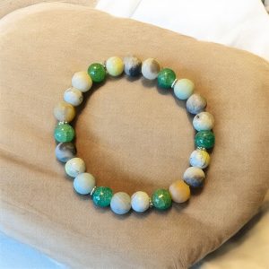 Armband i gröna och ljusa färger